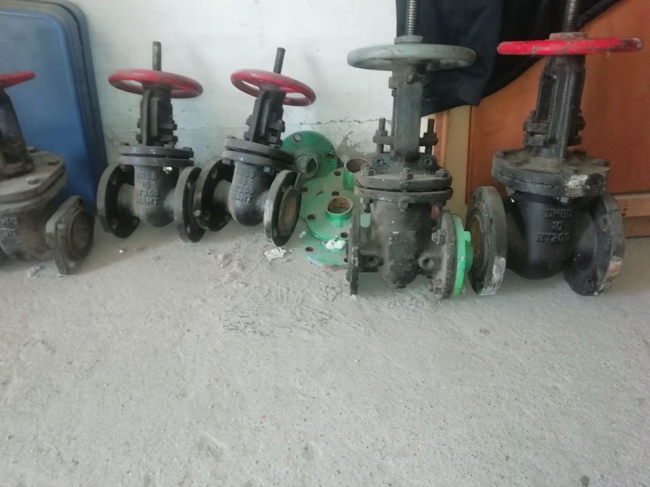Продам задвижки фланцевый.