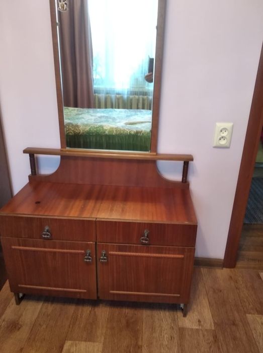 Продам трюмо и 2 прикроватные тумбочки