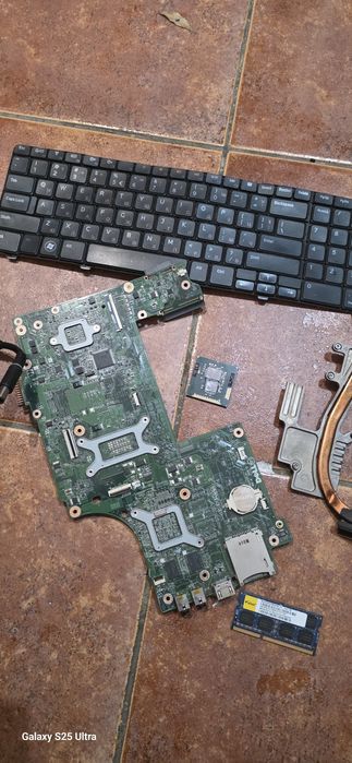 Продавам части за лаптоп DELL Inspirion