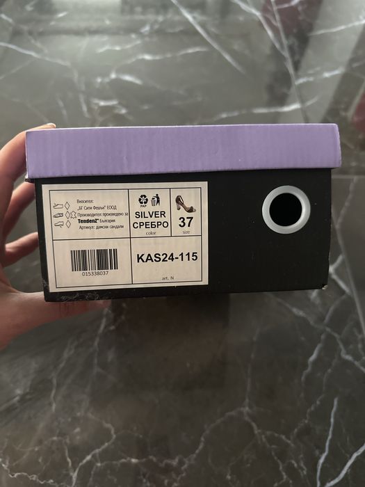 Дамска официални сандали в нежно сребристо