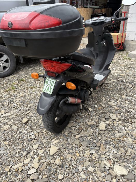 Vand diferite scutere de 125 si 49