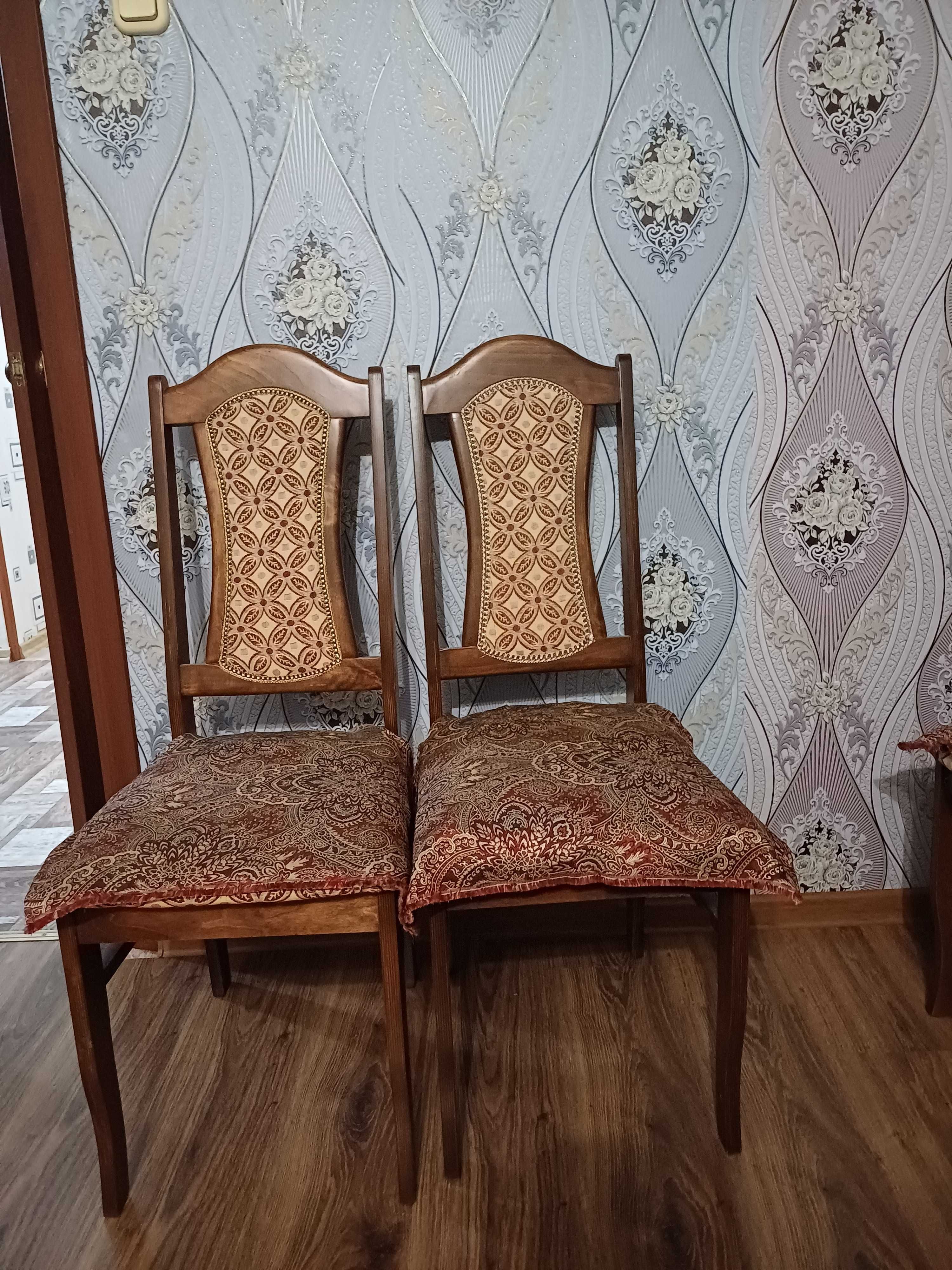 Стол +6 стульев,раздвигается до 180 см