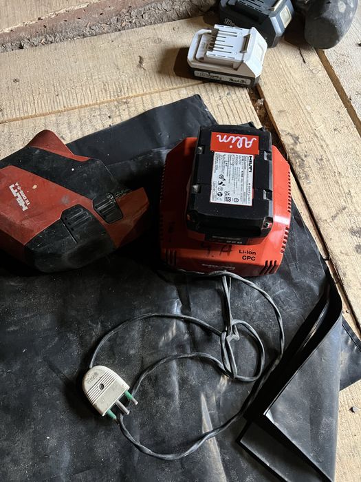 Scule hilti incarcator si baterie