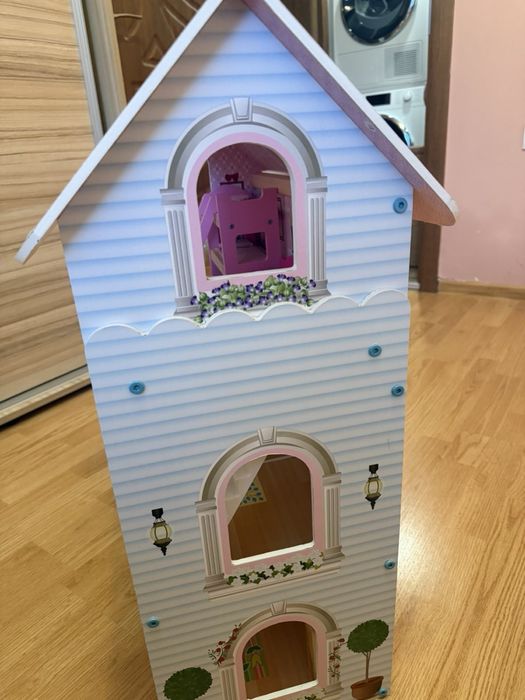 Дървена къща за кукли