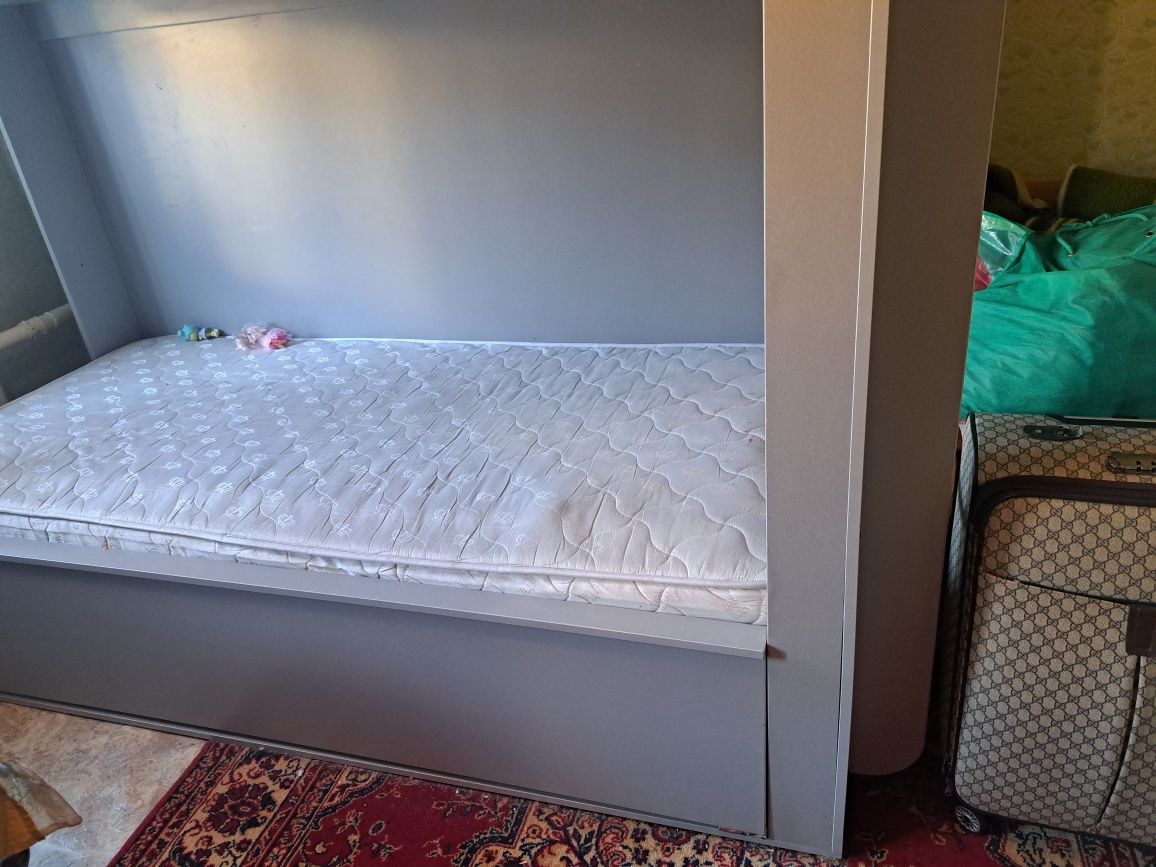 Продам двух ярусную детскую кровать