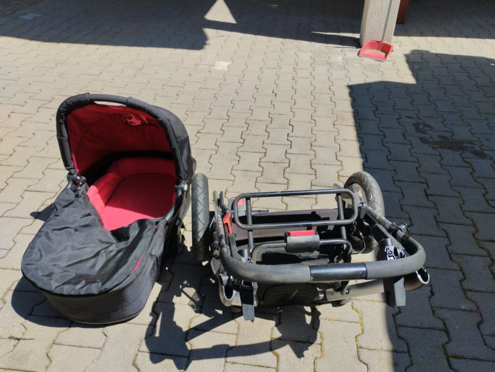 Vând doua cărucioare, cel negru 100 de lei și cel vișiniu 70 de lei
