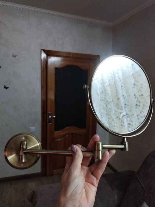Продам зеркало двухсторонее.