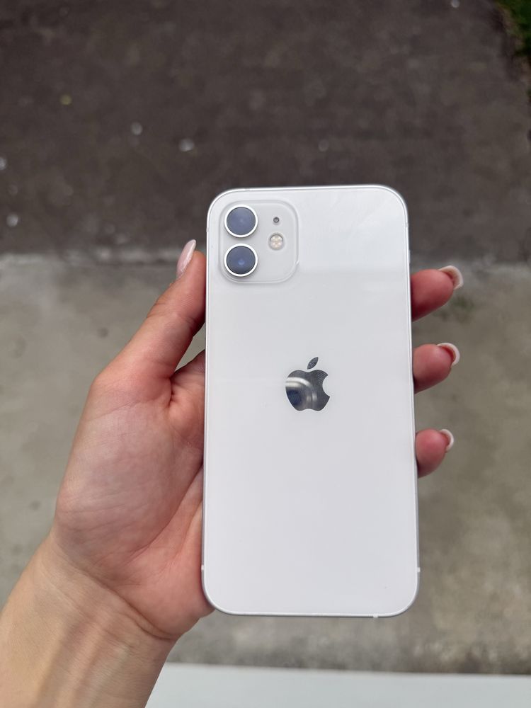 Продавам Iphone 12 в безупречно състояние