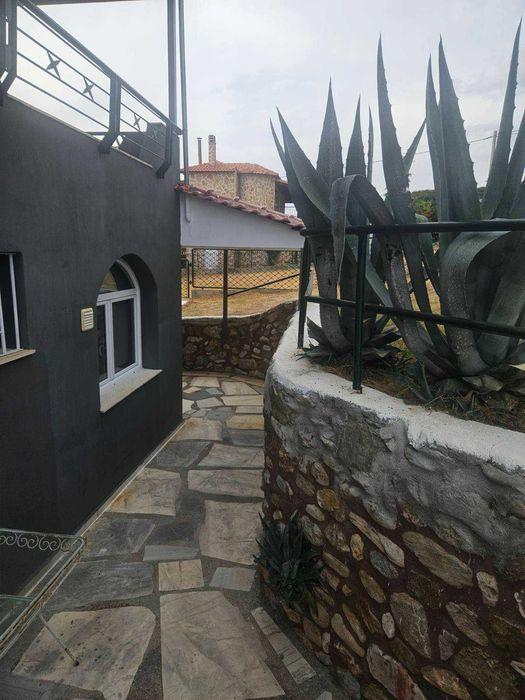 Триетажна къща в Кариани