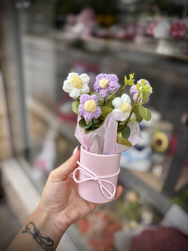 Плетени и изкуствени букети на топ цени!