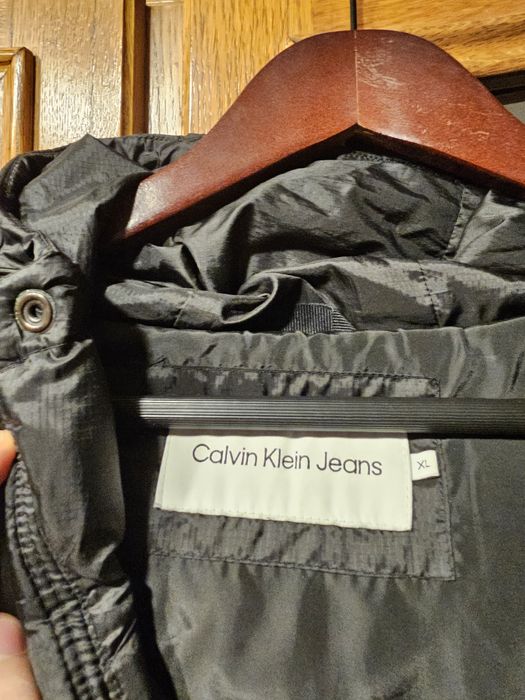 Vând geaca calvin klein