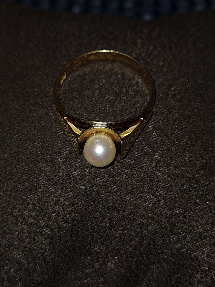 Златен пръстен с перла