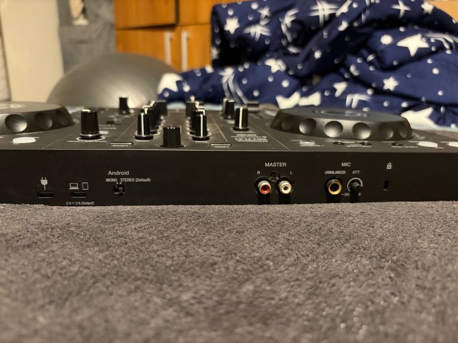 Pioneer DDJ-FLX4 – Mixer DJ aproape nou, folosit foarte puțin