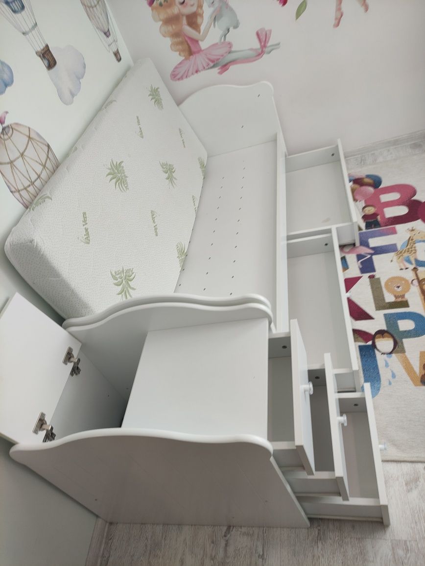 Бебешка кошара Arbor, трансформираща се в детско легло, бюро и щкафче