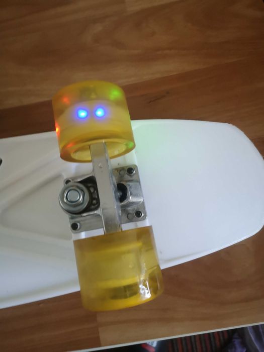 продается скейтборд в отличном состоянии ролики светятся