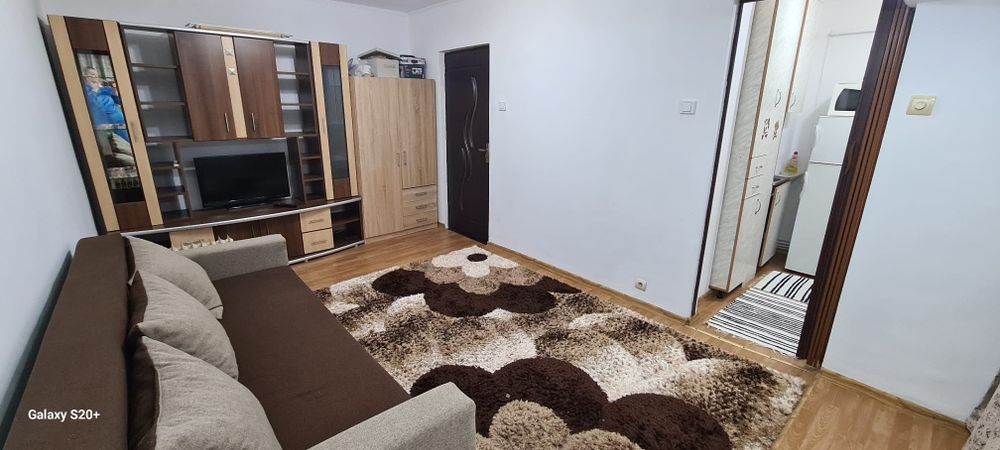 Închiriez garsonieră!