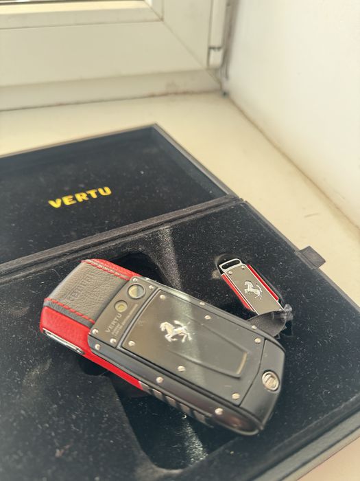 Продам vertu ascent ferrari