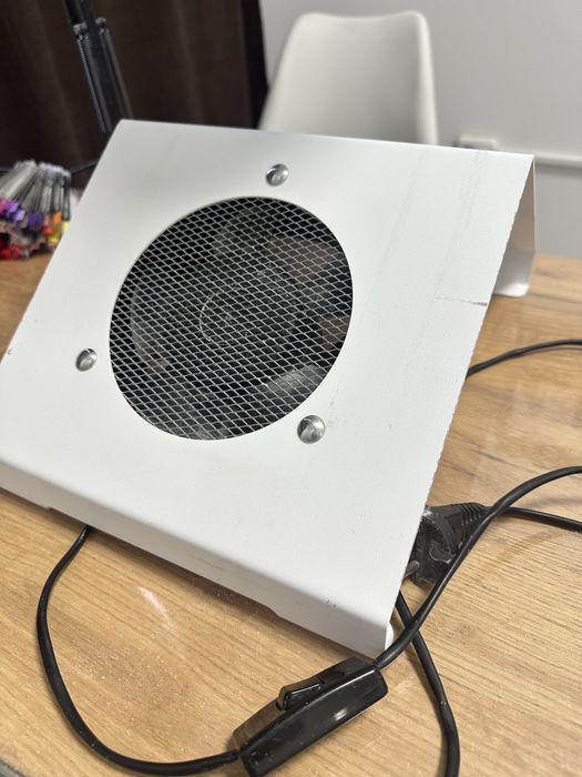 Пылесос (вытяжка) для маникюра + в подарок отдам 8 фрез