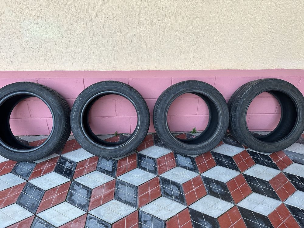 Продам летние шины 235/45R17