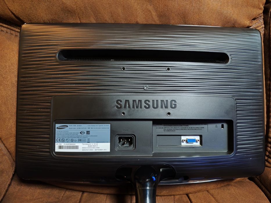 Sistem Desktop : Pc HP ProDesk + monitor Samsung + tastatura Razer
