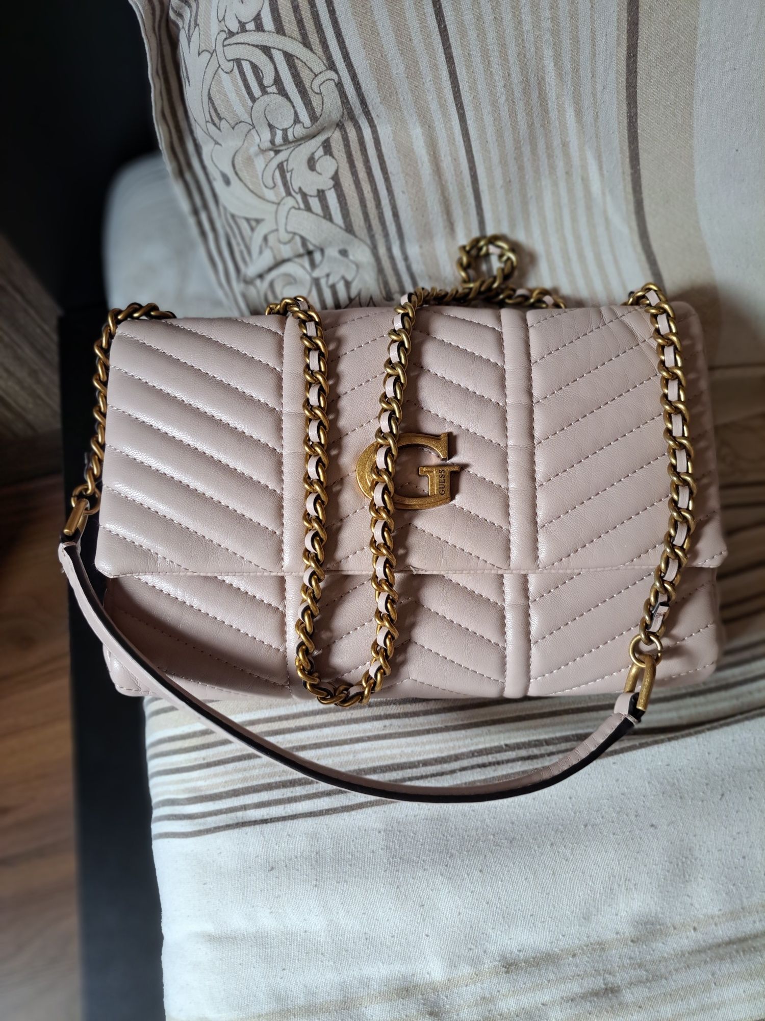 Оригинална чанта на Guess нова