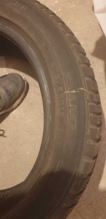 Почти нови зимни гуми Goodyear 205/55/16 - 2 бр. + подарък