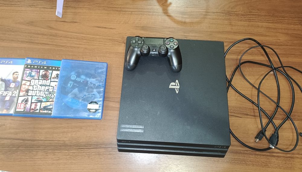 PlayStation 4 Pro + GTA 5, UFC 3, Fortnite (FIFA 23 в подарок)