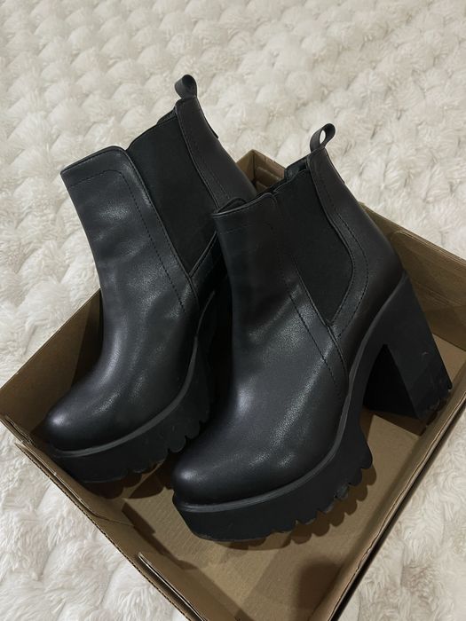 Черни боти на ток