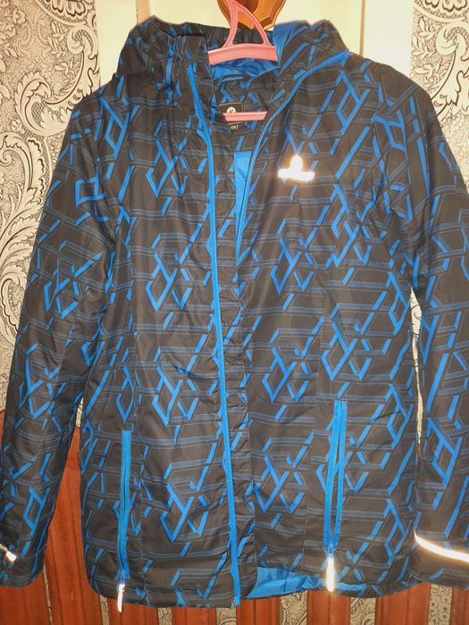 Продам курточку на весну