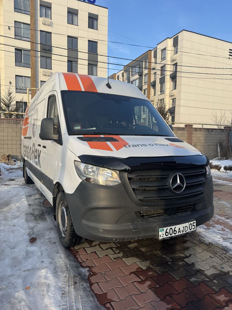 Бампер с решеткой на 907 кузов Спринтер в отл состоянии