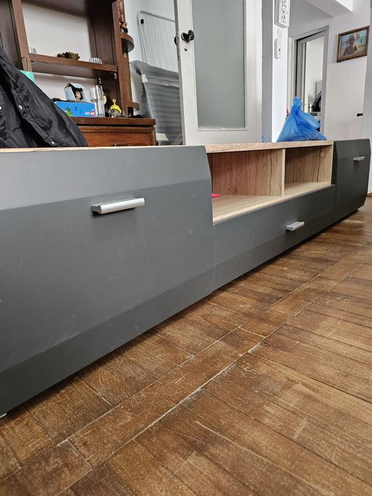 Dormitor: pat, saltea, 2 noptiere.