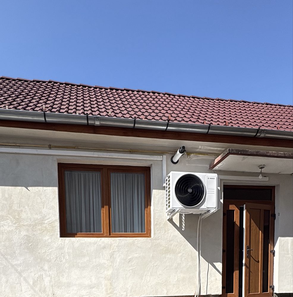 Execut montare de aer conditionat