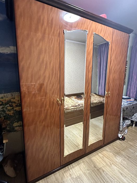 Продам большой шкаф