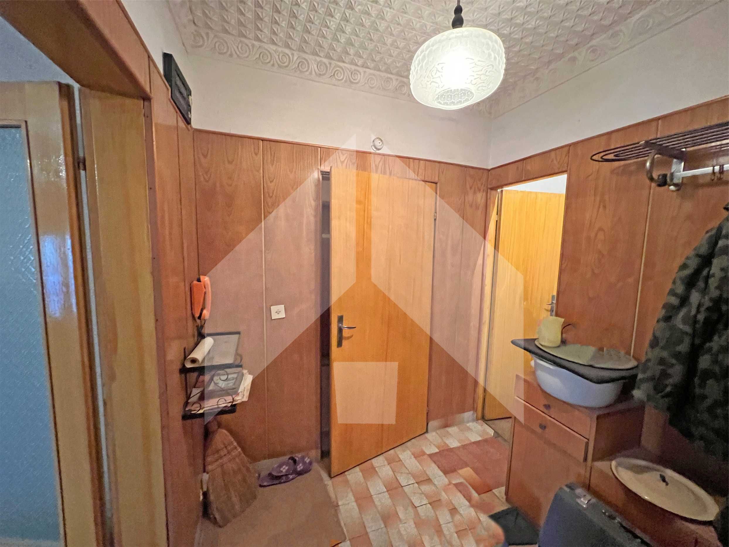 Продава ДВУСТАЕН разширен апартамент в САНИРАН блок в гр. Нови пазар.