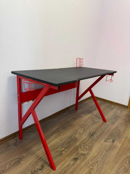 Vând birou gaming.