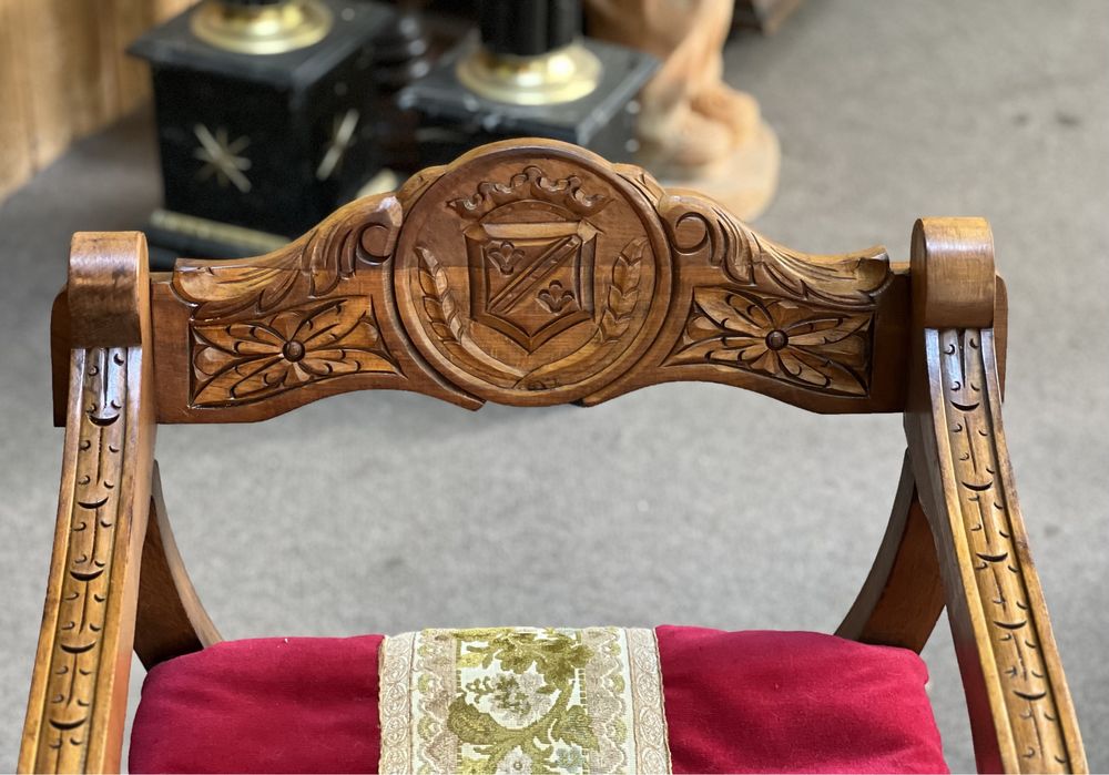 Jilț vechi sculptat *** vintage / antic / vechi / retro ***
