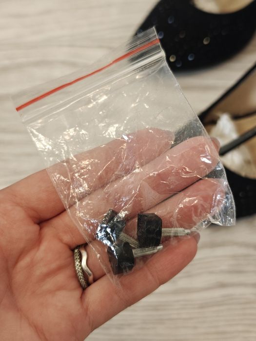 Pantofi cu toc și pietricele