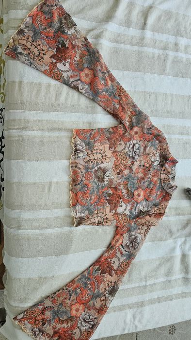 Bluza cu maneci evazate