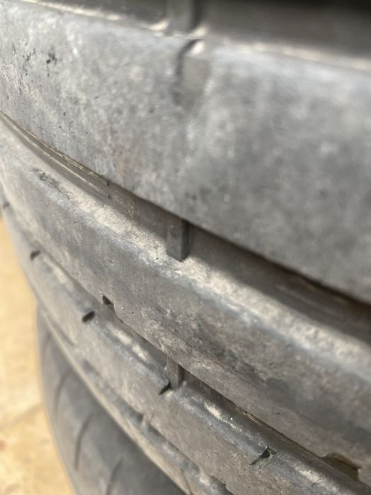 Vind set anvelope vara Dunlop in doua marimi , se vad pe geanta ,