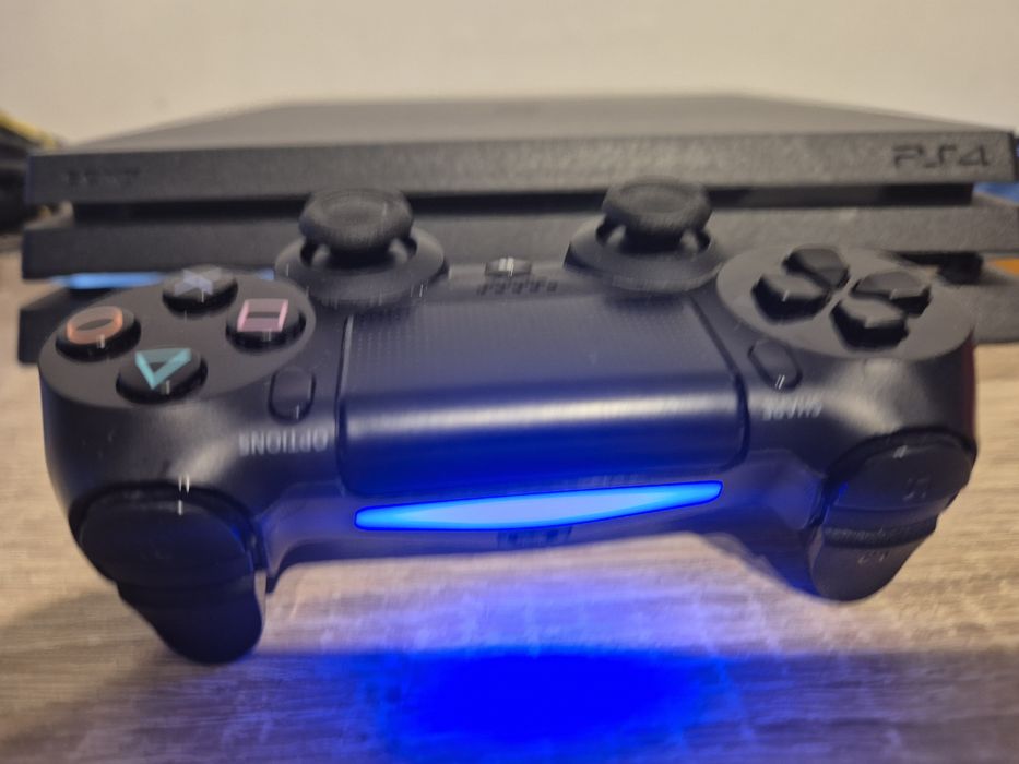 Ps4 Pro 1TB plus o maneta si un joc