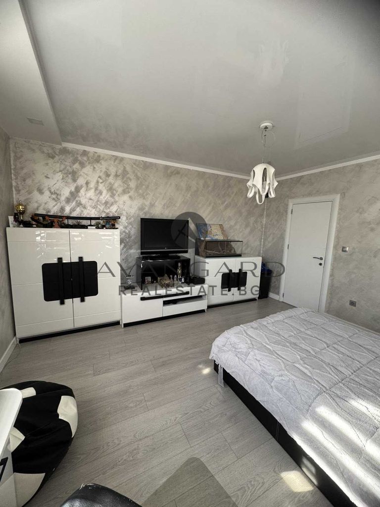 Продава се Четиристаен апартамент в Пловдив, Остромила - 179 кв.м за 1677 €/кв.м - Снимка #8