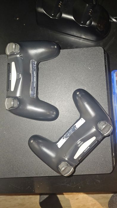 PS4 Slim 500GB + 2 controllere + GTA V + FIFA 21 – gata de joacă!