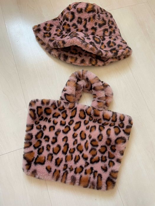 Чисто нов  леопардов розов комплект шапка и чанта меки плюшени