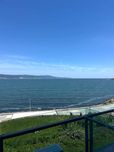 Стилен двустаен апартамент с гледка море на първа линия