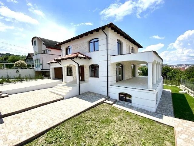 Casa moderna , finisata , ideala pt familie- liniste ,spatiu , confort