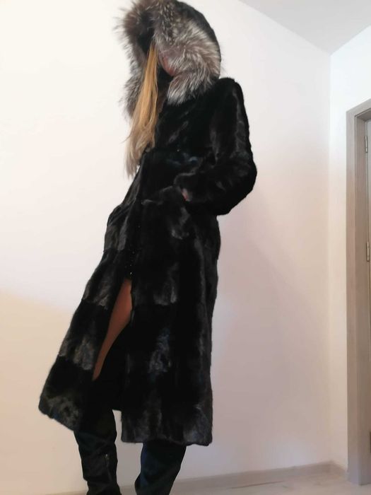 Haina de blana naturala neagra, vizon cu guler de vulpe argintie