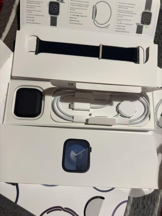 Apple Watch Series 9 45mm Midnight Sport loop