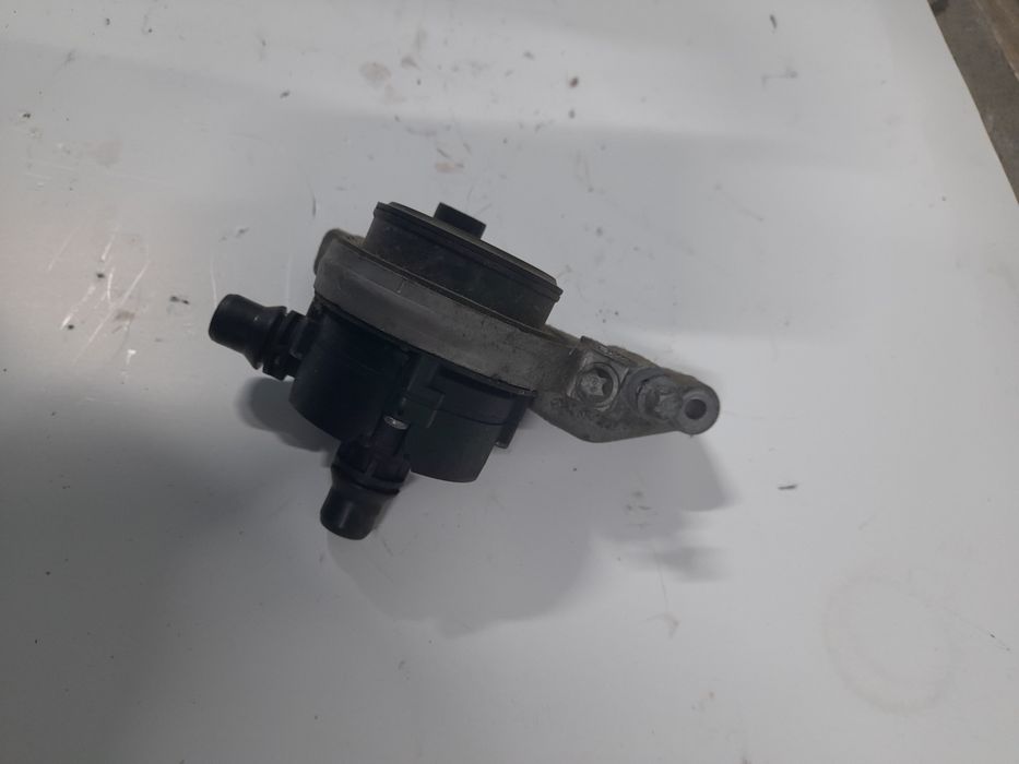 Pompă recirculare apă mercedes E-clas 2.0 dizel din 2018