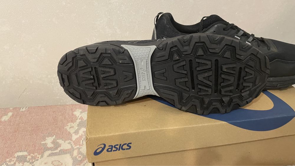 Кросовкие мужские asics