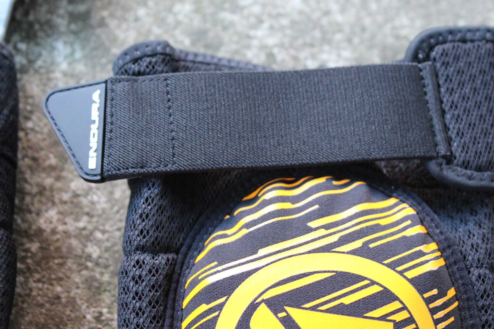Endura Singletrack II genunchiere - marime M/L